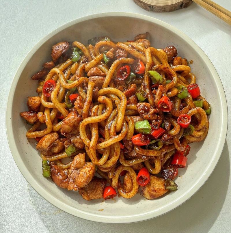 鸡腿炒乌冬面